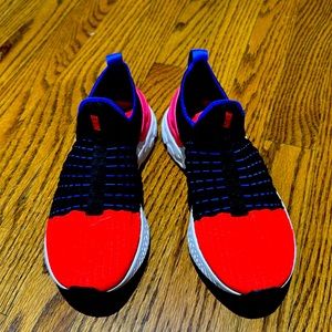 Super comfy Nike sneakers for running or daily stuff.